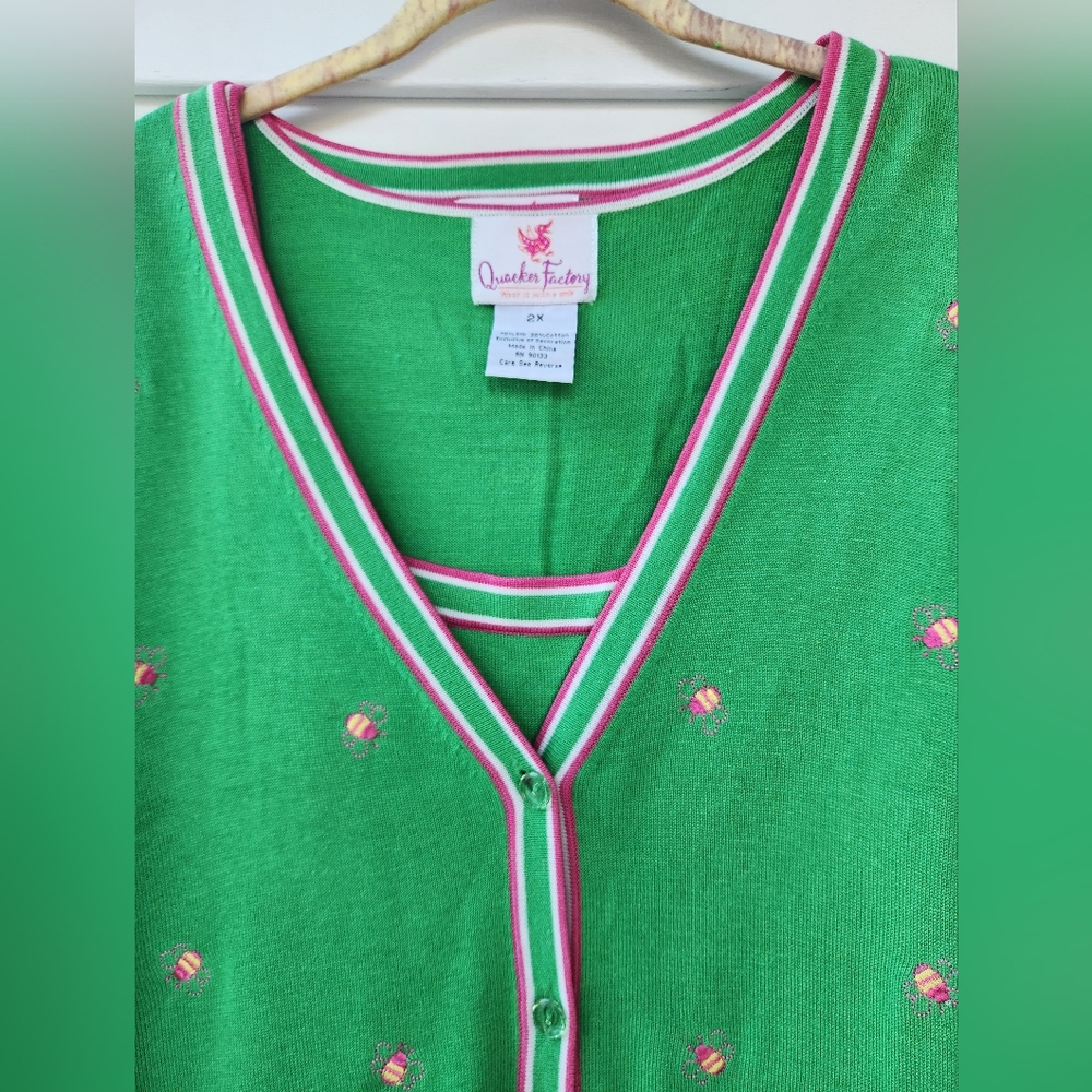 Green Lightweight 2 piece Sweater Combo Pink Bees White Pink Trim 2X Like new.